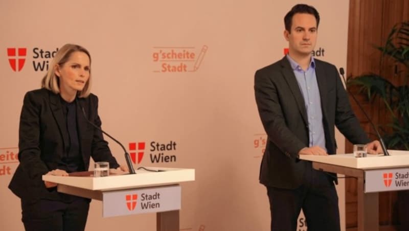 Vizebürgermeister Christoph Wiederkehr (Neos) mit der neuen MA10-Chefin Karin Broukal (links) (Bild: Zwefo)