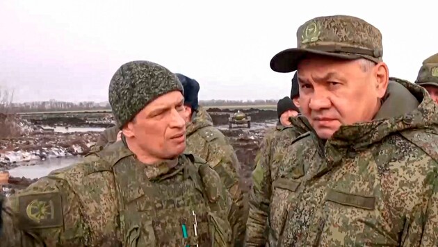 Russlands Verteidigungsminister Sergej Schoigu (rechts) im Gespräch mit einem Offizier (Bild: Russian Defense Ministry Press Service/AP)