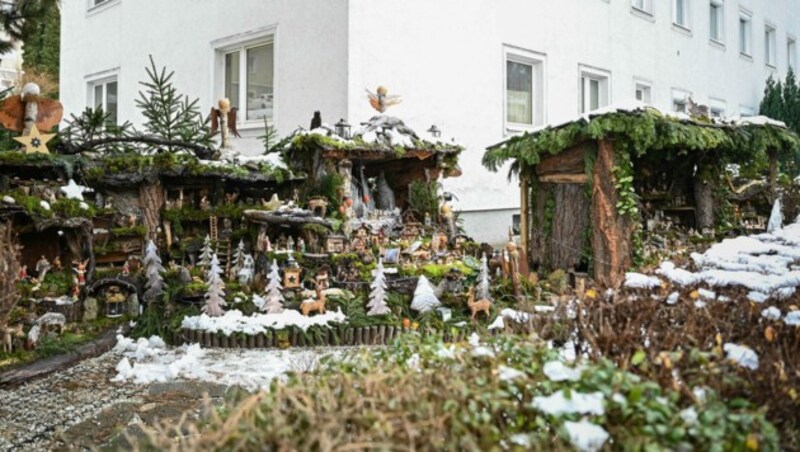 Im Garten des Wohnhauses in der Brahmsstraße 27 ist die Krippenwelt bis 6. Jänner aufgebaut. (Bild: Markus Wenzel)