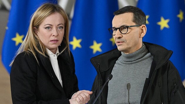 Mateusz Morawiecki sagte der italienischen Tageszeitung „La Stampa“, dass er und seine italienische Amtskollegin Giorgia Meloni den Wunsch teilen, die EU zu erneuern. (Bild: AFP, Krone KREATIV)