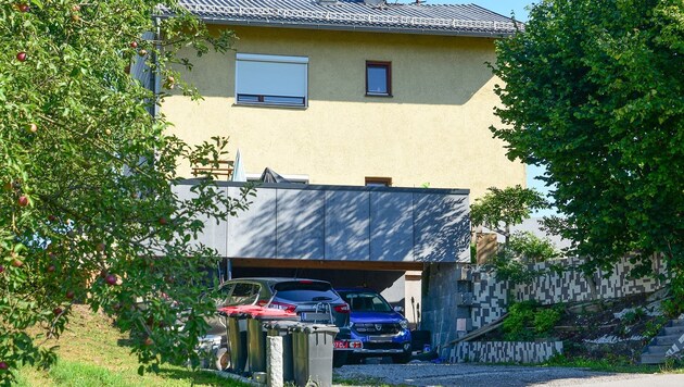 In diesem Haus in Sankt Florian/Inn kam es am 2. August zum Angriff der Gattin auf den 40-Jährigen. (Bild: Johanna Schlosser)