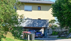 In diesem Haus in Sankt Florian/Inn kam es am 2. August zum Angriff der Gattin auf den 40-Jährigen. (Bild: Johanna Schlosser)