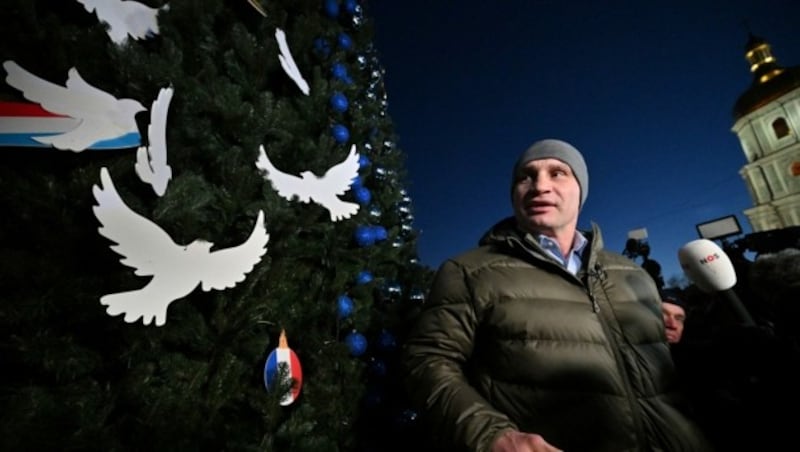 Kiews Bürgermeister Vitali Klitschko bei der Einweihung eines Christbaums (Bild: AFP )