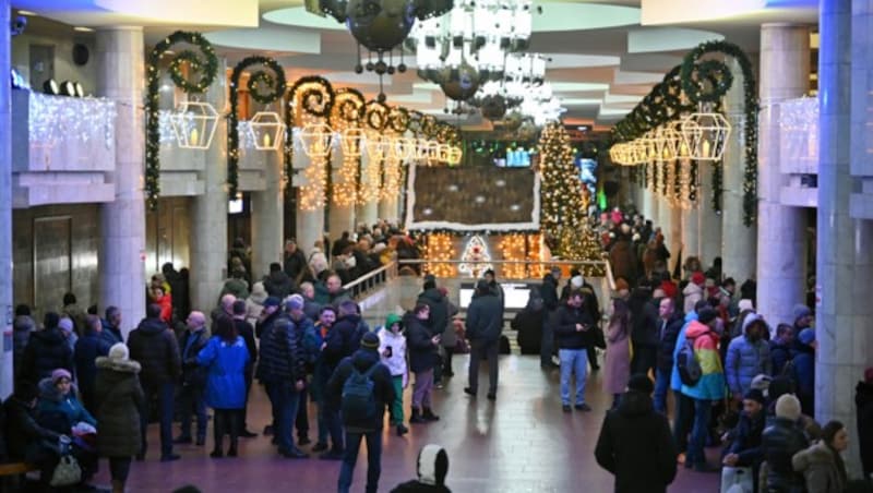 Statt am Freiheitsplatz wurde der Weihnachtsbaum der Stadt Kharkiw heuer in einer U-Bahn-Station untergebracht. (Bild: AFP)