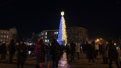 Ein Weihnachtsbaum in den Nationalfarben in Kiew (Bild: mstyslav chernov)