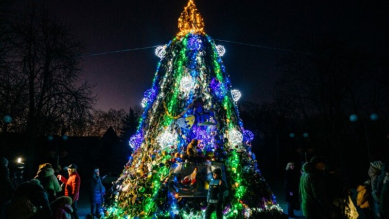 Dieser Christbaum in Mykolajiw wurde aus Tarnnetzen gebastelt. , (Bild: AFP)