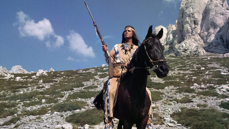 Kindheitsheld vieler und doch im Brennpunkt einer hitzigen Debatte: Pierre Brice als Apachen-Haeuptling Winnetou in einer Szene der Karl-May-Verfilmung „Winnetou“ (Bild: APA/LEN SIRMAN-ARCHIV/STR)