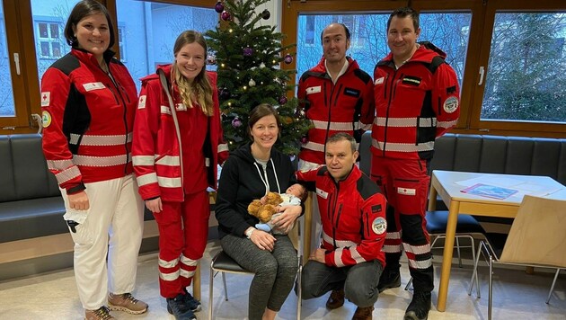 Baby Josef mit der glücklichen Mama und dem Team des Roten Kreuzes (Bild: Rotes Kreuz)