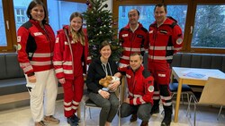 Baby Josef mit der glücklichen Mama und dem Team des Roten Kreuzes (Bild: Rotes Kreuz)