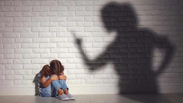 Körperliche Gewalt in der Erziehung kann zu bleibenden psychischen Störungen führen. (Bild: JenkoAtaman/stock.adobe.com)