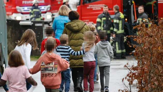 Alle Kinder konnten in Sicherheit gebracht werden. (Bild: Markus Tschepp, Krone KREATIV)