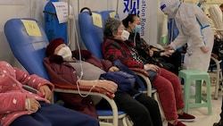 Covid-19-Patienten ruhen sich in einem Krankenhaus in Chongqing aus. (Bild: AFP)