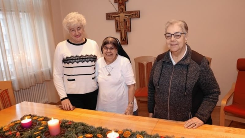 Oma Vera mit den Schwestern Michaela und Annemarie (re.) (Bild: KRONEN ZEITUNG)