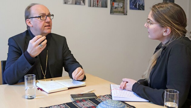Bischof Hermann Glettler im Gespräch mit „Krone“-Redakteurin Nadine Isser. (Bild: Johanna Birbaumer)