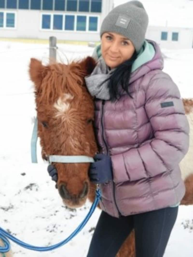 Julia Zlattinger mit einem ihrer geliebten Pferde. (Bild: Fischer Claudia)