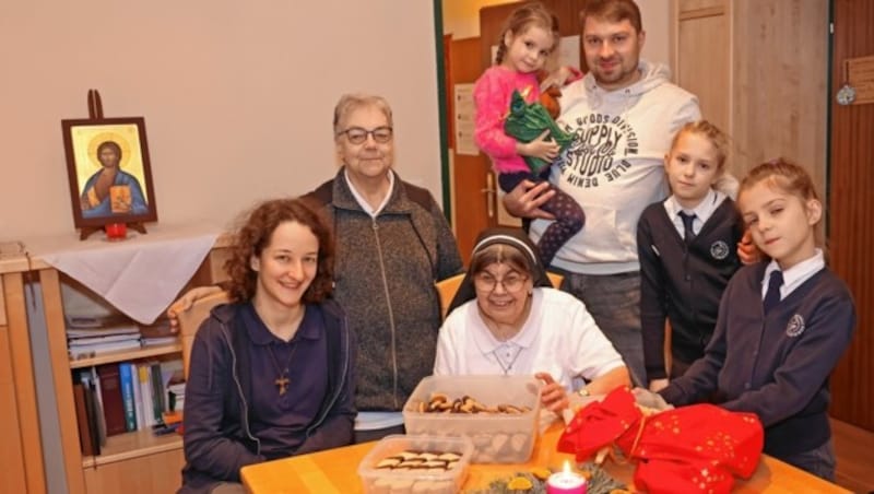 Auch wenn die orthodoxe Familie Weihnachten im Jänner feiert, teilt man mit den Schwestern gerne auch die Weihnachtsstimmung in diesen Tagen. (Bild: KRONEN ZEITUNG)