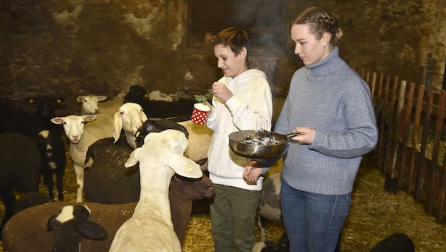 Jonas und Laura gehen mit Räucherpfandl und Weihwasser durch Haus und Hof. (Bild: Holitzky Roland)