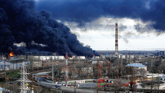 Gewaltiger Rauch nach einem Raketenangriff auf ein Öldepot in Odessa (Bild: www.viennareport.at)