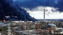 Gewaltiger Rauch nach einem Raketenangriff auf ein Öldepot in Odessa (Bild: www.viennareport.at)