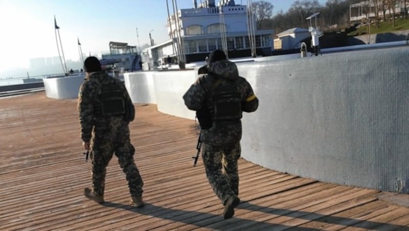 Militärs im Hafen von Odessa (Bild: Christoph Matzl)