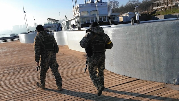 Militärs im Hafen von Odessa (Bild: Christoph Matzl)