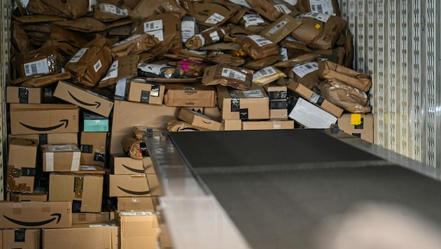 Pakete wohin das Auge reicht: Das Online-Geschäft boomt. (Bild: Markus Wenzel)
