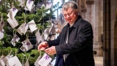 Bischof Manfred Scheuer brachte auch einen Herzenswunsch am Christbaum für die „Krone“ an. (Bild: Einöder Horst)