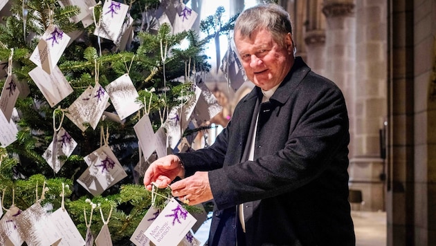 Bischof Manfred Scheuer brachte auch einen Herzenswunsch am Christbaum für die „Krone“ an. (Bild: Einöder Horst)