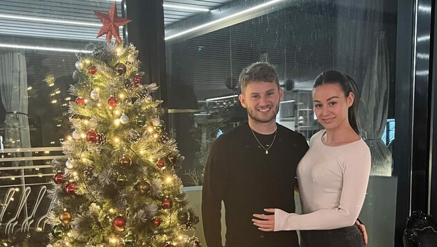 Johannes Tartarotti und Sandra Aloi vom SCR Altach schmückten das erste Mal zusammen den Weihnachtsbaum. (Bild: Privat)