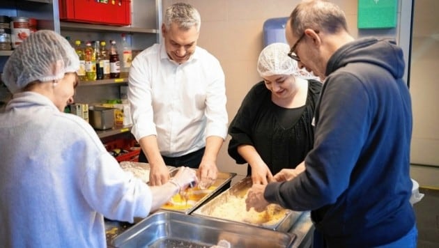 Karl Nehammer in der Gruft - gemeinsam mit seinem Team kochte er Wiener Schnitzel und Erdäpfelsalat. (Bild: ÖVP)