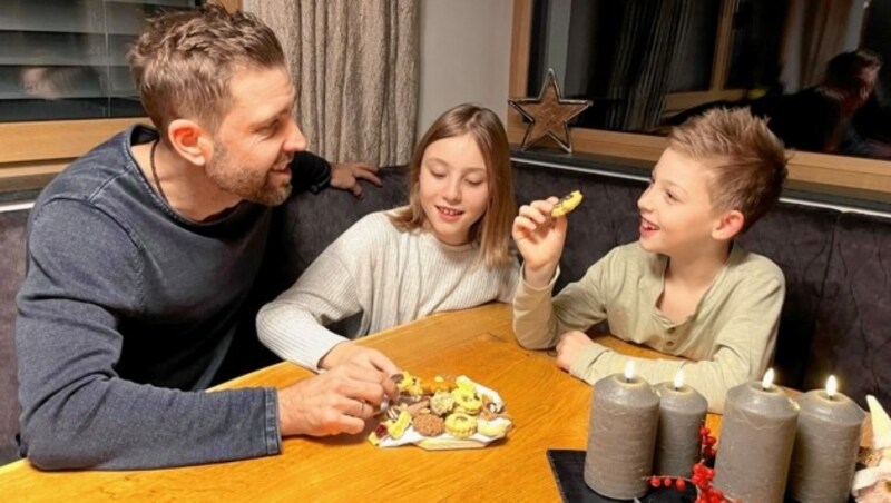 Der Snowboarder Prommegger (li.) genießt die Weihnachtszeit mit seinen Kindern Lukas (re.) und Laura. (Bild: Andreas Prommegger)