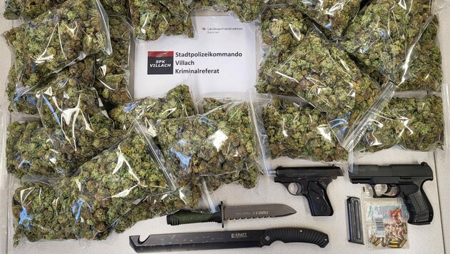 Das sichergestellte Cannabiskraut und die Waffen. (Bild: Polizei Kärnten)