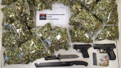 Das sichergestellte Cannabiskraut und die Waffen. (Bild: Polizei Kärnten)
