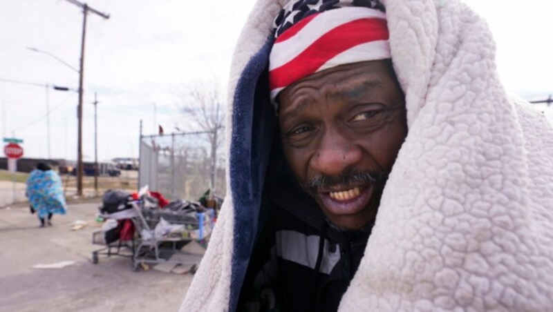 Besonders Obdachlose wie dieser Mann in Texas frieren. (Bild: AP)