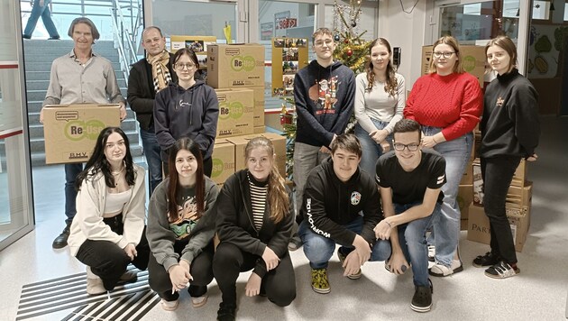 Schüler und Lehrer sammelten für das Projekt. Die „guidn Sochn“ werden in der Tandlerei in Neusiedl verkauft. (Bild: BHAK/BHAS Frauenkirchen)