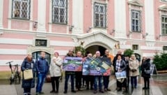 Die Anrainer machten ihrem Ärger vor dem Rathaus Luft. (Bild: Imre Antal)