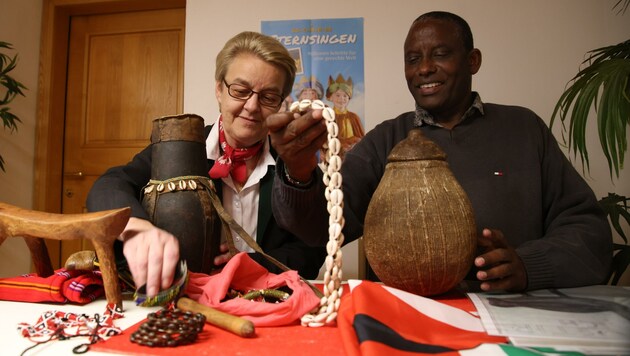 Der Kenianer Patrick Katelo brachte bei seinem Besuch in Salzburg typische Gegenstände aus seiner Heimat mit. (Bild: Tröster Andreas)