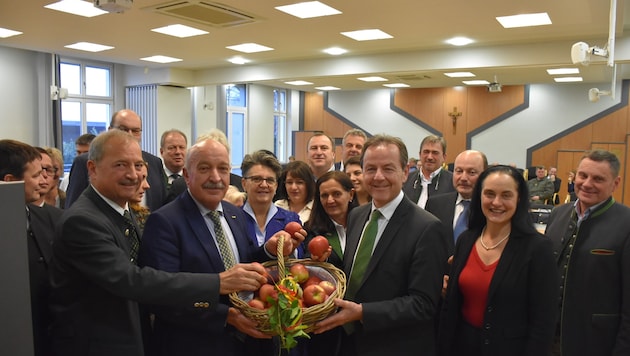 Vizepräsident Ing. Werner Falb-Meixner, Präsident der Landwirtschaftskammer NR Dipl.-Ing. Nikolaus Berlakovich, Direktor-Stv. DI Franz Vuk (3.v.r.), Landesbäuerin KR Christine Riepl (2.v.r.) und einige Kammerräte verabschiedeten den scheidenden Kammerdirektor Prof. Dipl.-Ing. Otto Prieler (1.Reihe 2.v.l.) bei seiner letzten Vollversammlung mit einem Korb Äpfel. (Bild: LWK Burgenland)