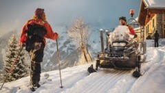 Im Winter auf Skiern, im Sommer zu Fuß. Das Skidoo steht dort für Waren-Transporte bereit (Bild: Turrell/Masser/zVg)