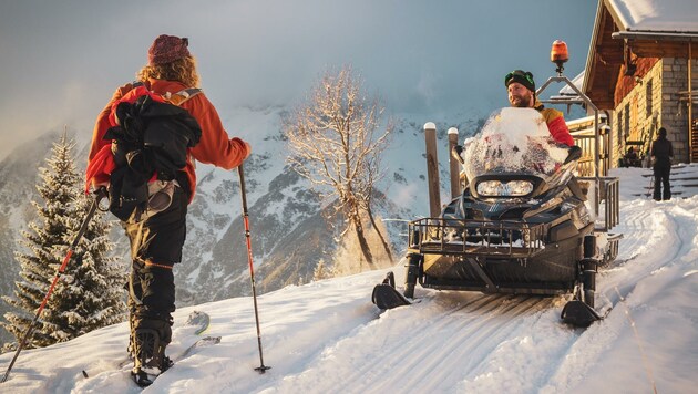 Im Winter auf Skiern, im Sommer zu Fuß. Das Skidoo steht dort für Waren-Transporte bereit (Bild: Turrell/Masser/zVg)