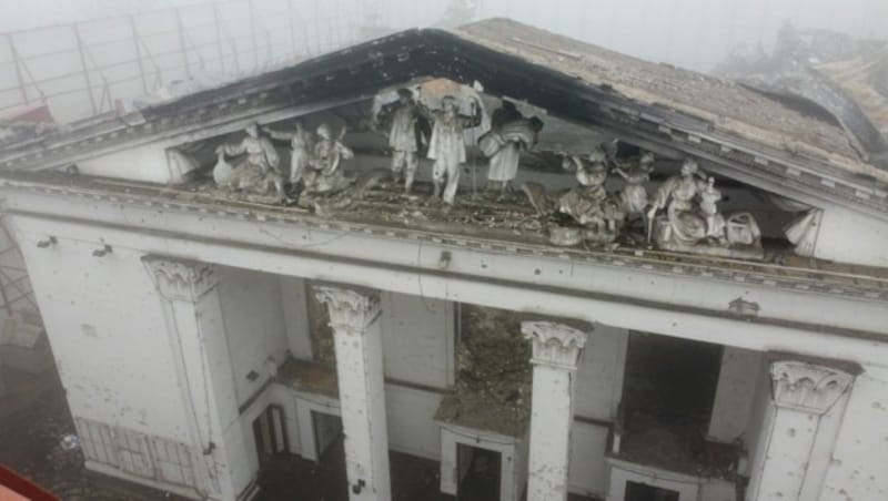 Hunderte Zivilisten verloren im Theater von Mariupol ihr Leben - nun wird es von den russischen Besatzern abgerissen. (Bild: Associated Press)