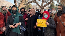 Nachdem Frauen am Dienstag von Universitäten in Afghanistan verbannt worden waren, gingen sie auf die Straße und protestierten. (Bild: AP)