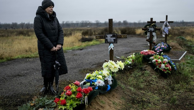 Tod, Trauer und Tränen: Svetlana S. (54) weint um ihren gefallenen Mann. (Bild: AP/Bernat Armangue)