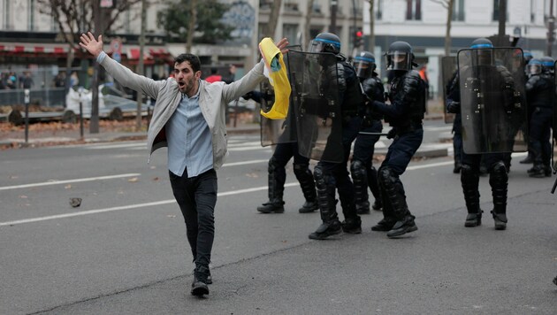 Ein Angehöriger der kurdischen Community, der nach Angaben der AP versucht, Mitdemonstranten zu beruhigen. (Bild: Copyright 2022 The Associated Press. All rights reserved)