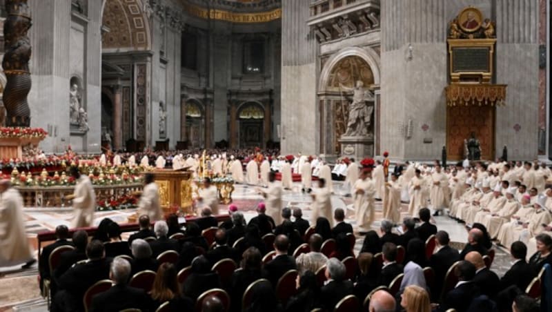 Rund 7000 Gläubige befanden sich an Heiligabend in der Basilika. (Bild: APA/AFP/Andreas SOLARO)