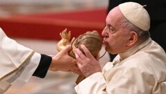 Papst Franziskus bei der Christmette im Petersdom (Bild: APA/AFP/Andreas SOLARO)