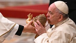 Papst Franziskus bei der Christmette im Petersdom (Bild: APA/AFP/Andreas SOLARO)
