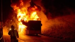 Binnen kürzester Zeit stand der Bus in Vollbrand. (Bild: zeitungsfoto.at)