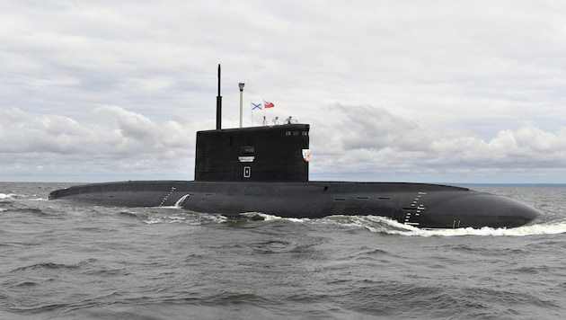 Ein russisches U-Boot bei einer Militärparade (Bild: AFP)