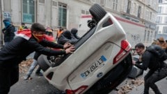 Am Samstag demonstrierten Menschen nach den tödlichen Schüssen auf Kurdinnen und Kurden in Paris. Dabei kam es zu Ausschreitungen: 32 Personen wurden verletzt. (Bild: Lewis Joly/AP)